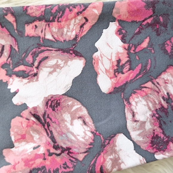 Victoria's Secret Sport Knockout Watercolor Floral Capri Legging - Picture 6 of 13